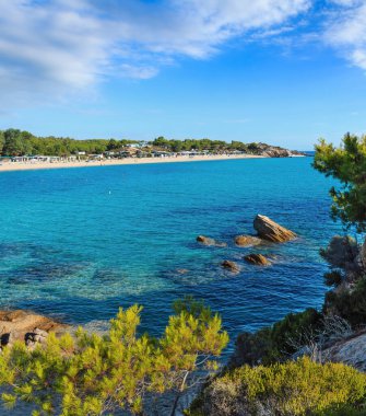 Yaz sabah Platanitsi plaj Sithonia Yarımadası (devletidir, Yunanistan). Tüm insanlar tanınmaz.