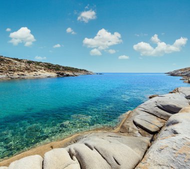 Akuamarin şeffaf su ve Agridia kumsalı ile yaz deniz sahne. Kıyıdan (Sithonia, Halkidikya, Yunanistan görüntülemek).