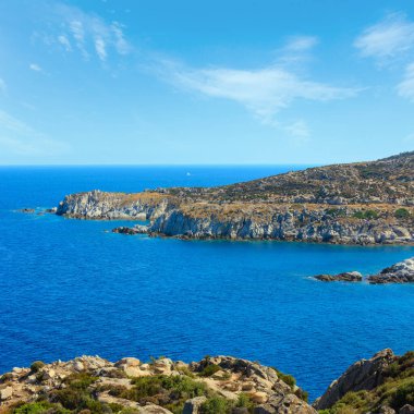 Yaz Deniz Sahil peyzaj (Halkidiki, Sithonia, Yunanistan).