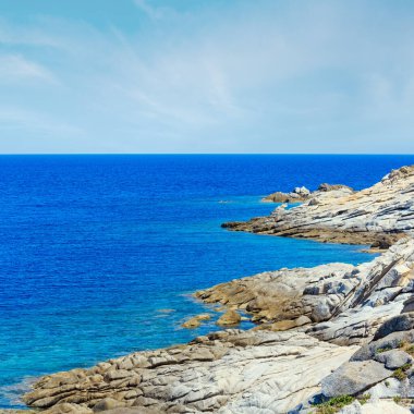 Yaz taşlı deniz manzarası (Halkidiki, Sithonia, Yunanistan).
