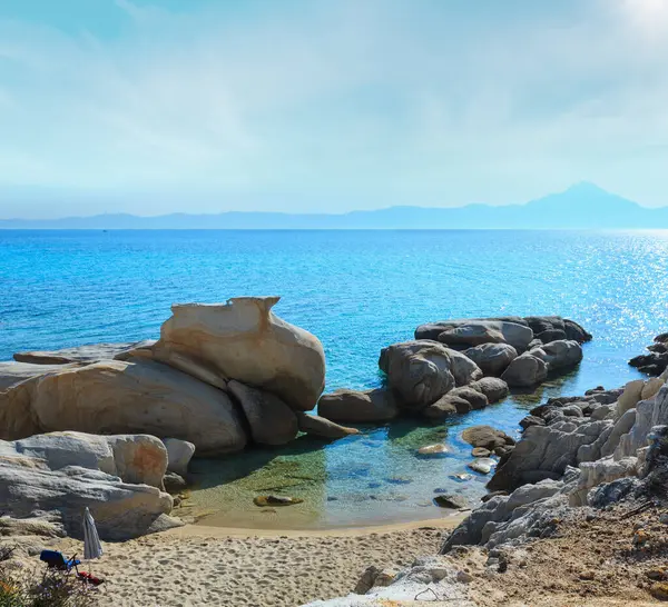 Yaz sabah kumlu plaj ve kayalık sahil Platanitsi Beach (Sithonia Yarımadası, devletidir, Yunanistan oteller).