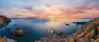 Sabah deniz kıyısı yaz manzarası (Bulgaristan).