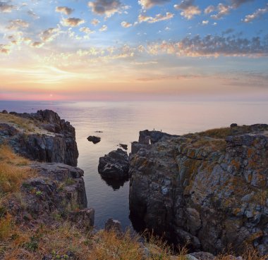 Sabah deniz kıyısı yaz manzarası (Bulgaristan). Tanımlanamayan İnsanlar.