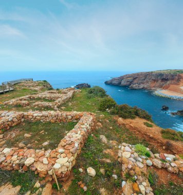 İslam balıkçılar yerleşim Ponta do Castelo Carrapateira (Aljezur), Portekiz tarafından. Yaz Atlantik kayalık sahil görünümü (Costa Vicentina, Algarve).