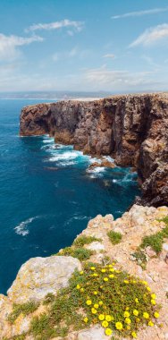 Atlantik kayalık kıyı manzarası, Aljezur, Algarve batı, Costa Vicentina, Portekiz. İnsanlar tanınmaz halde..