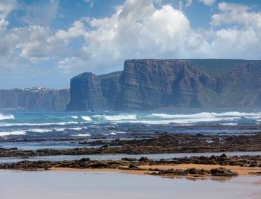 Kaya oluşumları kum plajındaki (Algarve, Costa Vicentina, Portekiz).