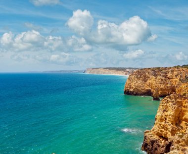 Atlantik Okyanusu yaz kayalık sahil şeridi görünümü (Ponta da Piedade, Lagos, Algarve, Portekiz).