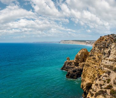 Atlantik Okyanusu yaz kayalık sahil şeridi görünümü (Ponta da Piedade, Lagos, Algarve, Portekiz).
