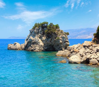 İlginç kaya (bir kaplumbağa şeklinde), deniz kıyısında yatay yaz. Ayna beach görünümünden (Plazhi ben Pasqyrave), Saranda, Arnavutluk.