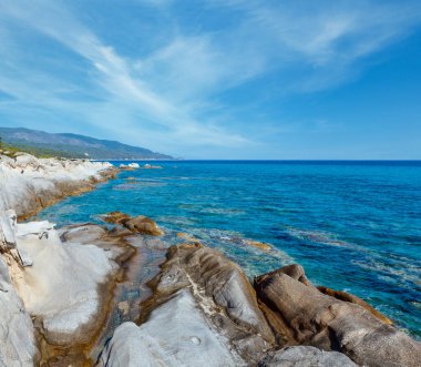 Yaz sabahı Sithonia kayalık sahil peyzaj (devletidir, Yunanistan).