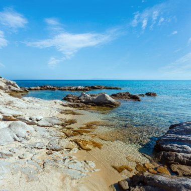Yaz sabahı Sithonia kayalık sahil peyzaj (devletidir, Yunanistan).