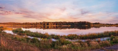 Akşam yaz göl manzara ağaçlar ile su yüzeyi (Shklo, Lviv Oblast, Ukrayna) üzerine düşünceler. Üç atış dikiş yüksek çözünürlüklü panorama.