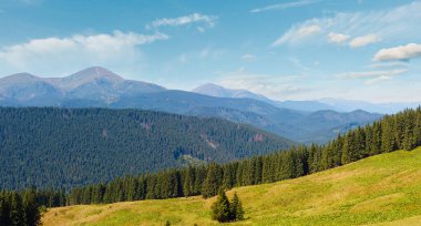 Vesnjarka Yaylası (Karpat, Ukrayna) dağ ridge görünümünden yaz Chornohora. İki tane dikiş yüksek çözünürlüklü panorama.