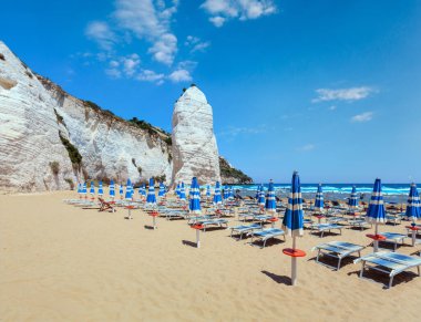 Yaz pitoresk Pizzomunno Beach ünlü beyaz rock, Vieste, Gargano coast, Puglia, İtalya