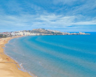 Yaz Lido di Portonuovo Adriyatik Denizi plaj manzarası (Vieste, Gargano Yarımadası, Puglia, İtalya)