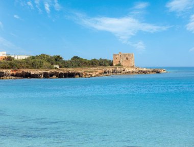 Torre Specchia Ruggeri görünümünden Ionian Sea yaz plaj (Lecce bölge, Puglia, İtalya)