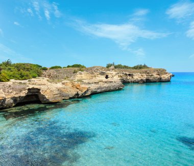 Güzel Adriyatik Denizi kıyısında Roca Vecchia arkeolojik alan: Salento, Puglia, İtalya