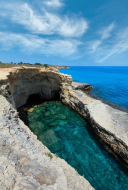 Deniz güzel deniz manzarası ile beyaz kayalık uçurum, mağara, defne ve adacıkları Grotta del Canale, Sant'Andrea,: Salento Adriyatik Denizi, sahili, Puglia, İtalya