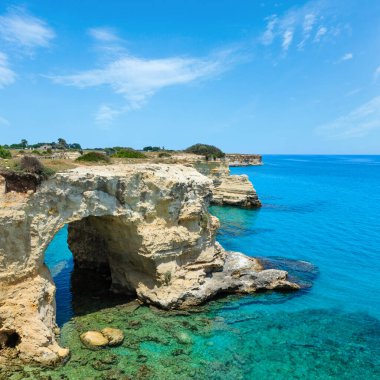 Uçurumlar, kayalık kemer ve yığında (faraglioni), Torre Sant Andrea, güzel deniz manzarası: Salento deniz kenarı, Puglia, İtalya