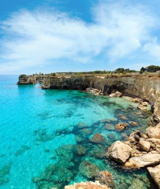 Kayalıklarla ve yığında (faraglioni), Torre Sant Andrea, güzel deniz manzarası: Salento deniz kenarı, Puglia, İtalya