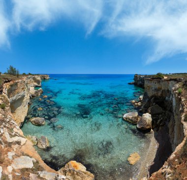 Güzel Adriyatik deniz manzarası, Torre Sant Andrea, at: Salento deniz kenarı, Puglia, İtalya.