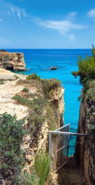 Uçurumlar, kayalık kemer ve yığında (faraglioni), Torre Sant Andrea, güzel deniz manzarası: Salento deniz kenarı, Puglia, İtalya