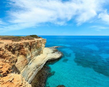 Uçurum ve Torre Sant Andrea, temiz su ile güzel deniz manzarası: Salento deniz kenarı, Puglia, İtalya