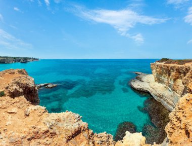 Uçurumlar, kayalık kemer ve yığında (faraglioni), Torre Sant Andrea, güzel deniz manzarası: Salento deniz kenarı, Puglia, İtalya