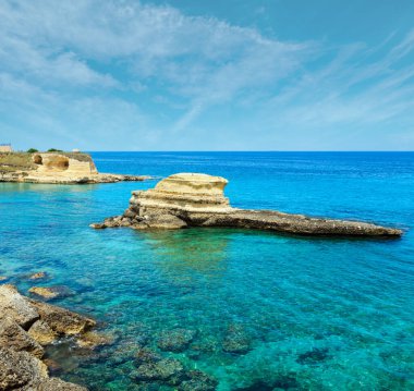Plaj ve deniz feneri Torre Sant'Andrea ve adacık Scoglio Tafaluro, Otranto bölge,: Salento Adriyatik Denizi kıyısında, Puglia, İtalya