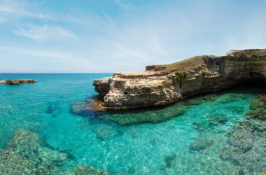 Grotta dello Mbruficu, Salento Adriyatik deniz kıyısı, Puglia, İtalya 'da kayalık kayalık kayalık ve deniz körfezi ile pitoresk deniz manzarası. İki atış Dikiş Panoraması.     