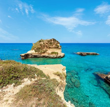 Beyaz kayalık uçurum, deniz Körfezi ve adacıkları Grotta dello Mbruficu, güzel deniz manzarası,: Salento Adriyatik Denizi kıyısında, Puglia, İtalya