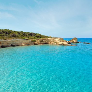 Beyaz kayalık uçurum, deniz defne, adacıkları ve faraglioni Spiaggia della Punticeddha plajda,: Salento Adriyatik Denizi kıyısında, Puglia, İtalya ile pitoresk deniz manzarası