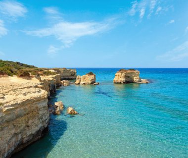 Beyaz kayalık uçurum, deniz defne, adacıkları ve faraglioni Spiaggia della Punticeddha plajda,: Salento Adriyatik Denizi kıyısında, Puglia, İtalya ile pitoresk deniz manzarası
