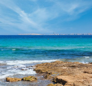 Pitoresk Ionian sea beach Punta della Suina,: Salento, Puglia, İtalya. Gelibolu şehir görünümünde çok.