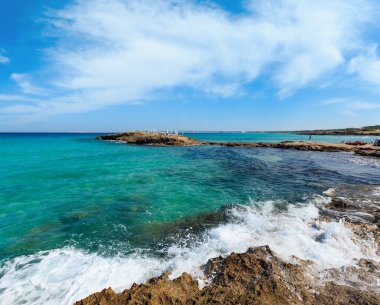 Pitoresk Ionian sea beach Punta della Suina,: Salento, Puglia, İtalya. Gelibolu şehir görünümünde çok.