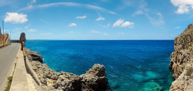 Pitoresk Ionian sea coast yakınında Montagna Spaccata kaya, Santa Maria Al Bagno, Gelibolu,: Salento, Puglia, İtalya.