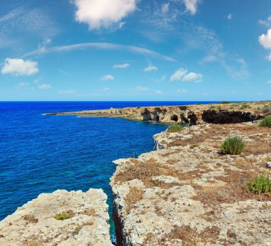 Spiaggia Massolivieri plaj yaz deniz manzara (Siracusa, Sicilya, İtalya)