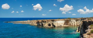 Mağarasını Spiaggia Massolivieri sahilde. Yaz deniz manzara (Siracusa, Sicilya, İtalya)