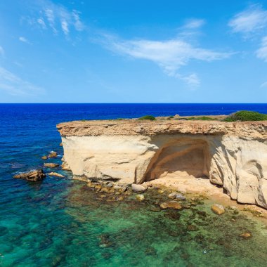 Mağarasını Spiaggia Massolivieri sahilde. Yaz deniz manzara (Siracusa, Sicilya, İtalya)