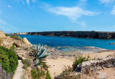 Kalıntıları üzerinde Massolivieri yaz deniz kenarı (Siracusa, Sicilya, İtalya)