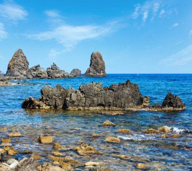 Dev sahil ve Cyclops Aci Trezza kenti (İtalya, Sicilya, 10 km kuzeyinde Catania) Adaları. Isoles Dei Ciclopi Faraglioni bilinen.