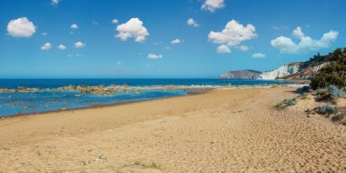 Sandy beach ünlü beyaz cliff altında denilen 