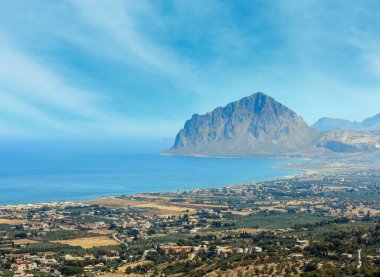 Panoramik görünümünden Erice, Trapani bölge, Sicilya, İtalya için tiren sahil şeridine Cofano Dağı