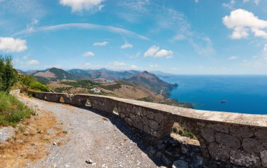 Yaz tiren Deniz Sahil manzaralı San Biagio dağ tepe (Kurtarıcı İsa heykeli yol) ve antik kenti kalıntıları, Maratea, Basilicata, İtalya