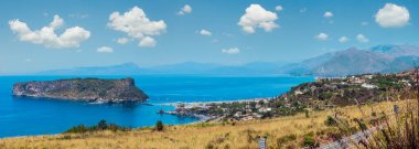 Güzel Calabria Tyrhenian deniz kıyısı manzarası ve küçük kayalık ada Isola di Dino, Praia A Mare, Calabria, İtalya. İnsanlar tanınmaz halde..