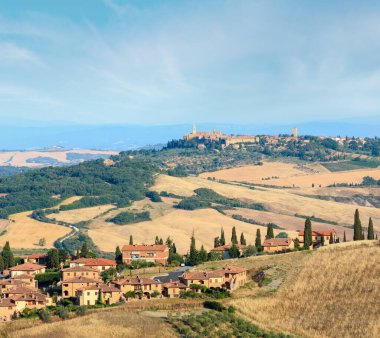 Tuscany yaz sabah kırsal Montepulciano bölgesinde güzel manzara. İtalya bölge Toscana çiftlik evleri, hills, buğday alan, zeytin Bahçe, üzüm bağları için tipik, selvi geçer.