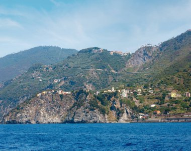 Güzel yaz gezisi gemi Corniglia görünümden. Bu ünlü köyleri, Ligurya Denizi ve dik kayalıklarla karada arasında askıya Liguria, İtalya, Cinque Terre Milli Parkı.