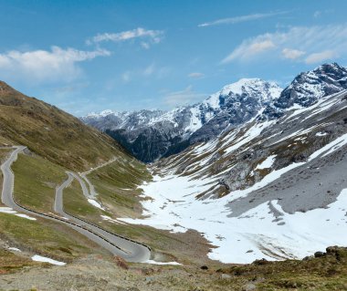 Yaz Stelvio Geçidi dağ yamacında ve yılan yolunda (İtalya)