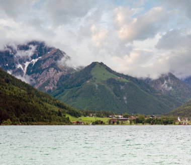 bulutlu gökyüzü (Avusturya, Achensee (göl achen) yaz yatay).