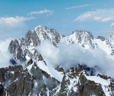 Mont Blanc dağ masif yaz manzara (Aiguille du Midi Mount görünümü, Fransa )